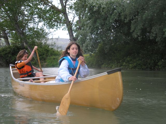 Bimbe in canoa