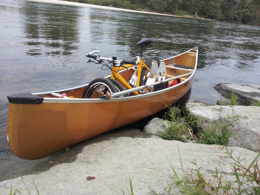 Bici e carrello stivati in canoa