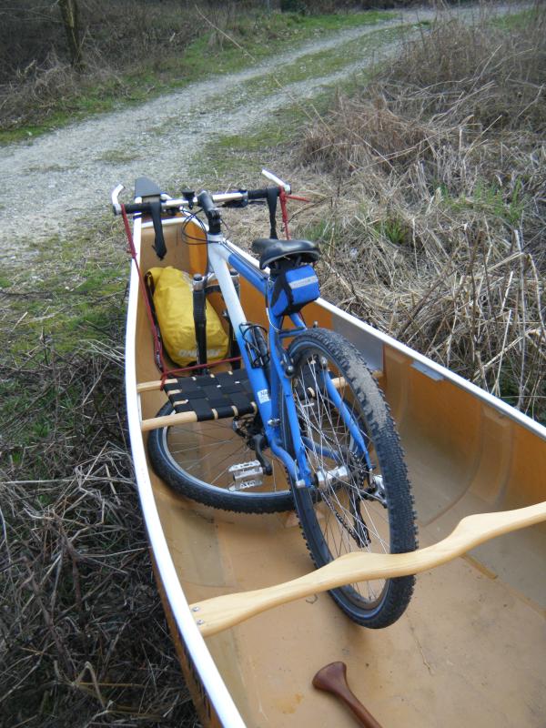 Stivaggio della bici e dei bagagli nella canoa