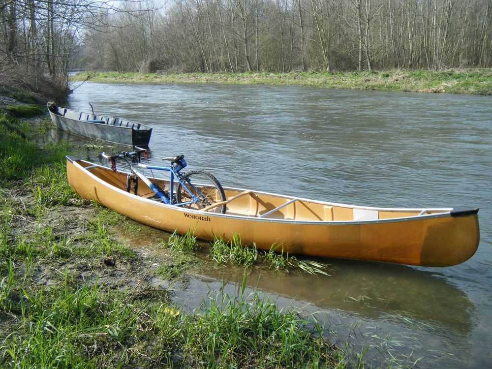 Stivaggio della bici e dei bagagli nella canoa