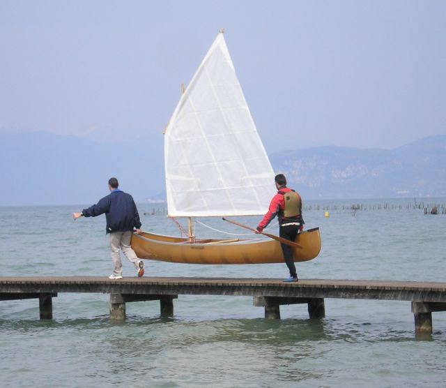 Leggerezza della canoa a vela