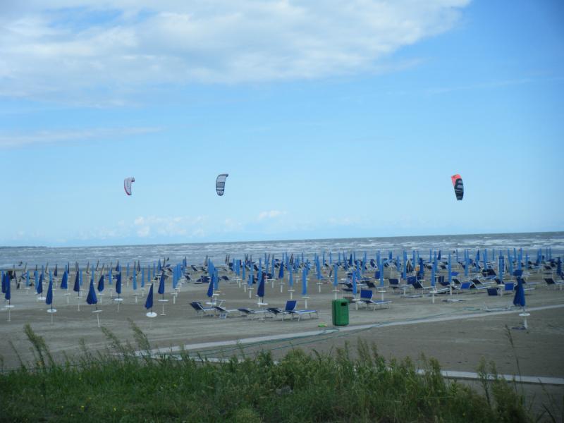 Spiaggia con Kite Surfs