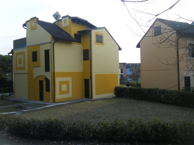 Veduta posteriore della casa con il suo giardino