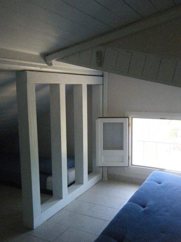 Conformazione del tetto con strutture di sostegno, finestra, e lettino nella parte bassa