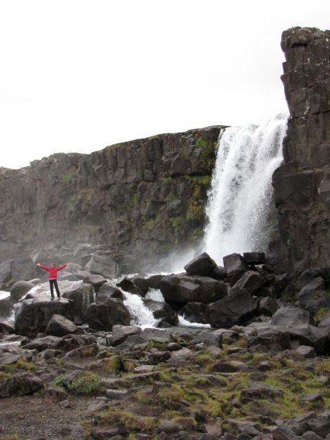 Il fiume precipita all'interno della faglia a Thingvellir